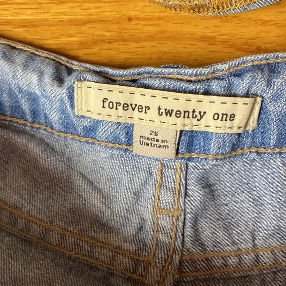 Forever 21 brand Womens Distressed Denim Shorts size: 26 - Picture 4 of 4